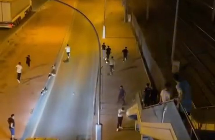 Tekme tokat kavga ettiler, polisi görünce kaçtılar