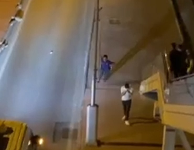 Tekme tokat kavga ettiler, polisi görünce kaçtılar