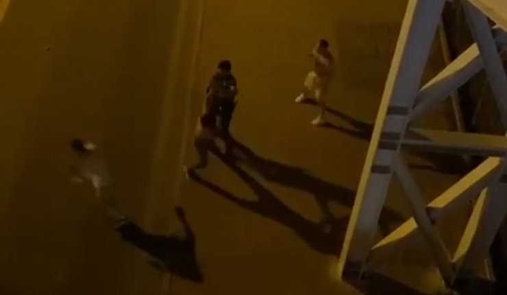 Tekme tokat kavga ettiler, polisi görünce kaçtılar