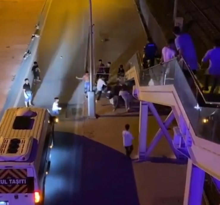 Tekme tokat kavga ettiler, polisi görünce kaçtılar