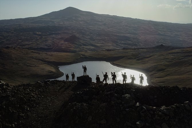 Tendürek Dağının zirvesine Türk bayrağı dikildi