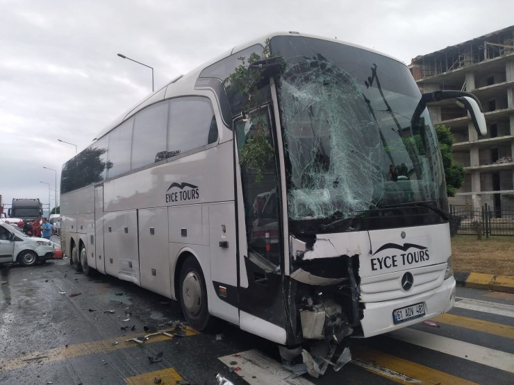 Tur otobüsünün kırmızı ışıkta bekleyen araçlara çarptığı kaza kamerada