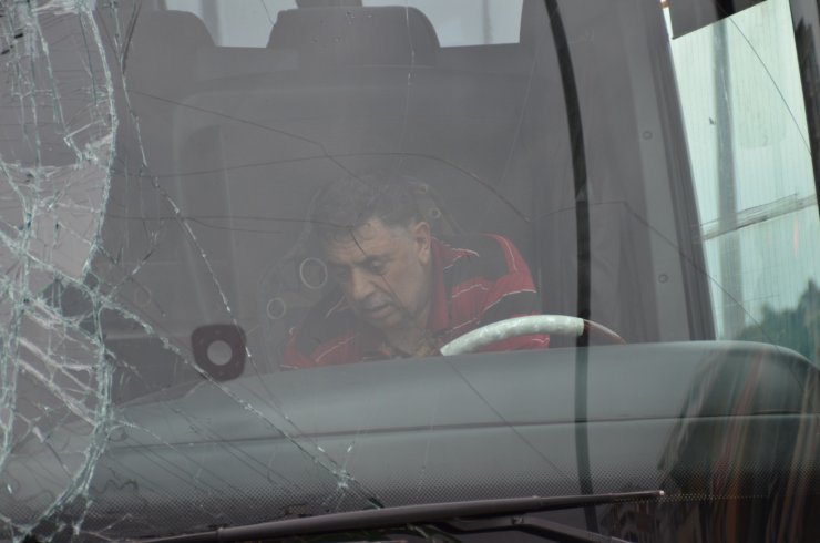 Tur otobüsünün kırmızı ışıkta bekleyen araçlara çarptığı kaza kamerada