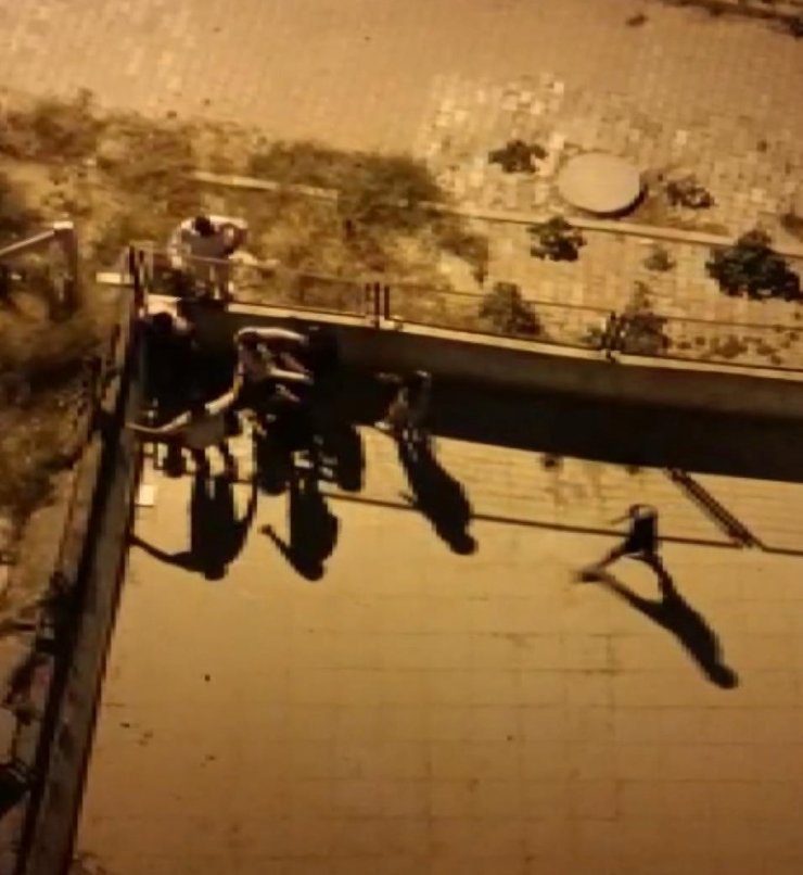 Uyuşturucu sattığını iddia ederek öldüresiye dövdüler