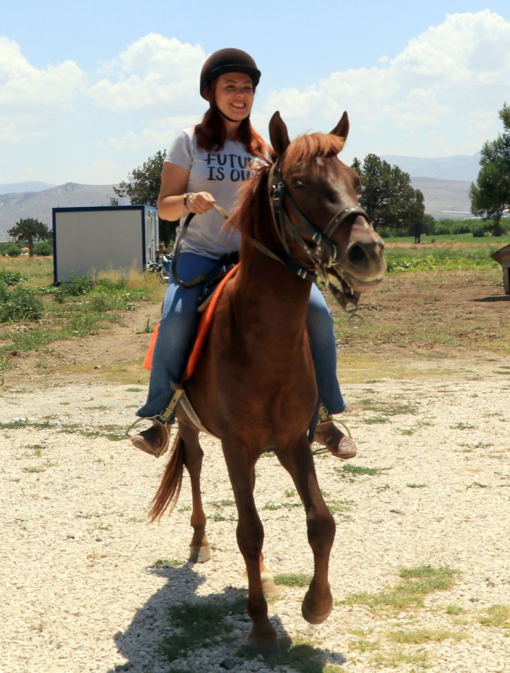 10 yıl rüyalarında gördüğü atı, ata toprağında buldu
