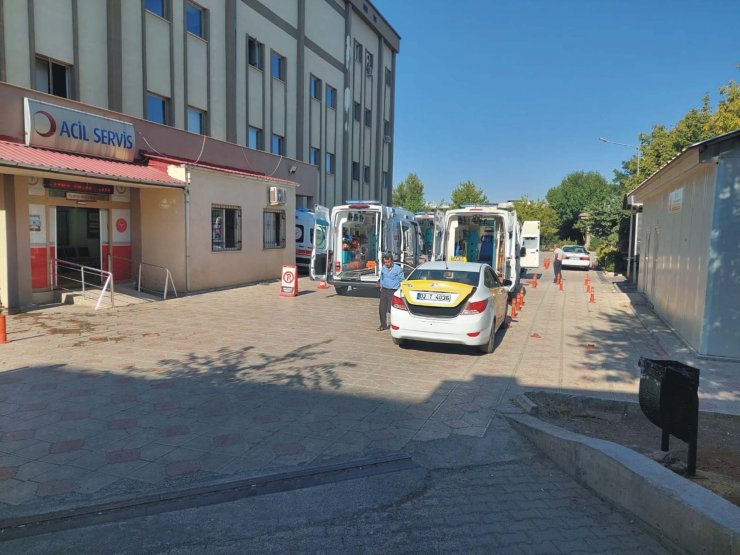 Adıyaman'da otomobil şarampole devrildi: 5 yaralı