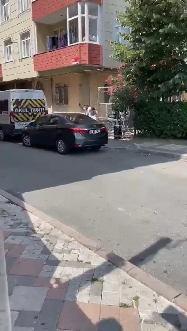 Bağcılar'da park yeri tartışmasında komşularını silahla yaraladı