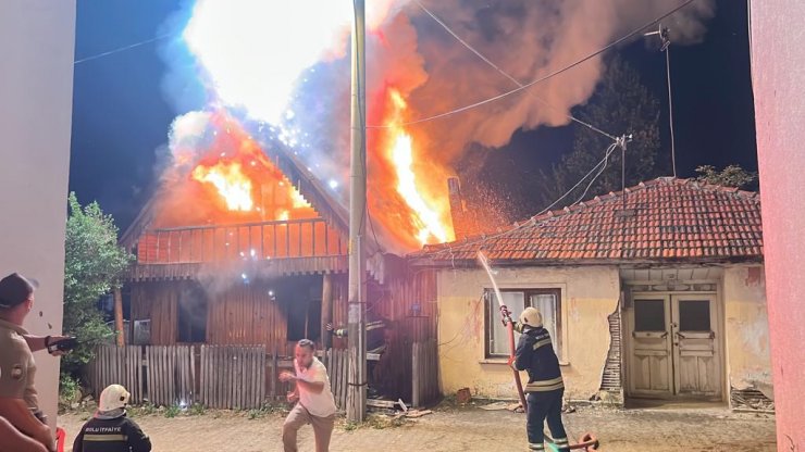 Bolu'da ahşap ev, alev alev yandı