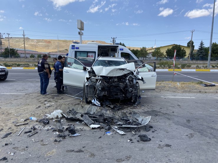 Cip, hafriyat kamyonuyla çarpıştı: 1 ölü, 3 yaralı