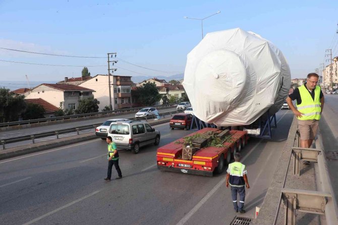 Devasa yük taşıyan tır şehri birbirine kattı