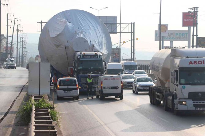 Devasa yük taşıyan tır şehri birbirine kattı