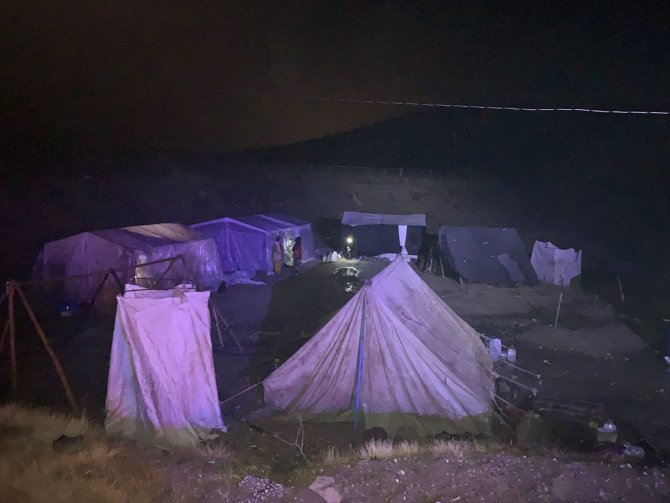 Malatya'da sağanak nedeniyle tarım işçilerinin çadırlarını su bastı