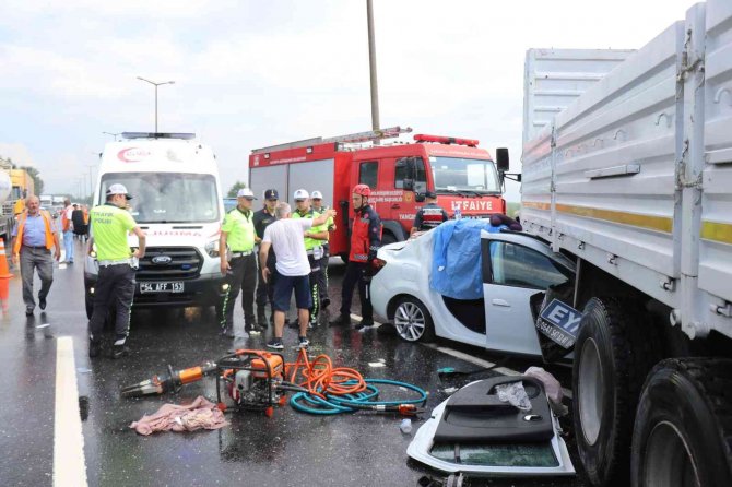 Otomobil, yan dönen kamyona ok gibi saplandı: 1 ölü 4 yaralı