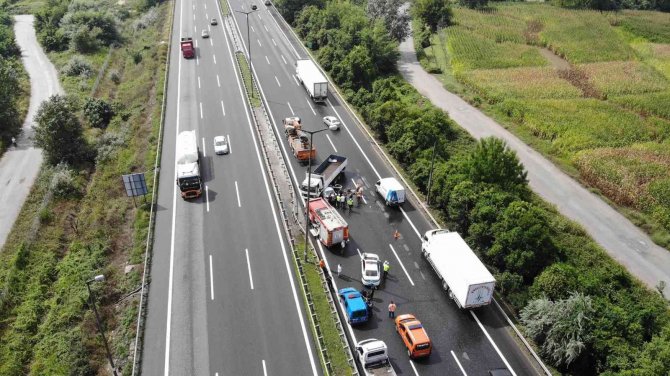 Otomobil, yan dönen kamyona ok gibi saplandı: 1 ölü 4 yaralı