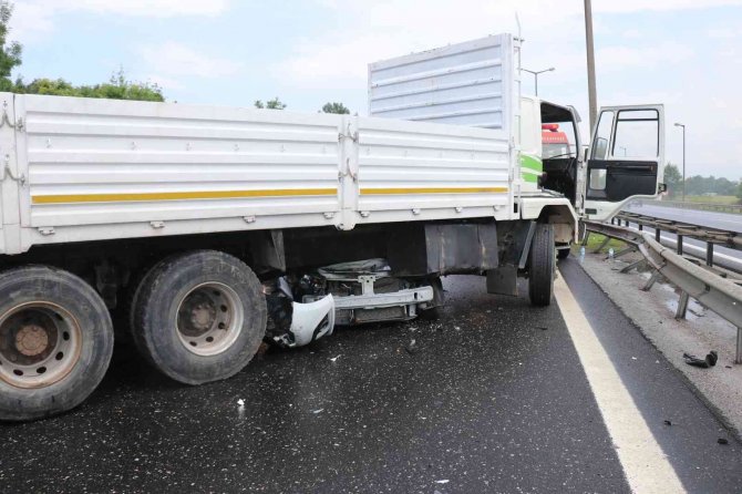 Otomobil, yan dönen kamyona ok gibi saplandı: 1 ölü 4 yaralı