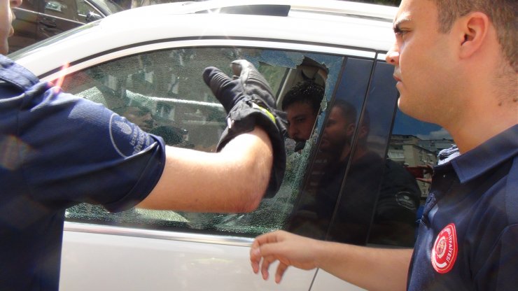 Otomobilde kilitli kaldı: Hava almakta zorlanırken sigara içti