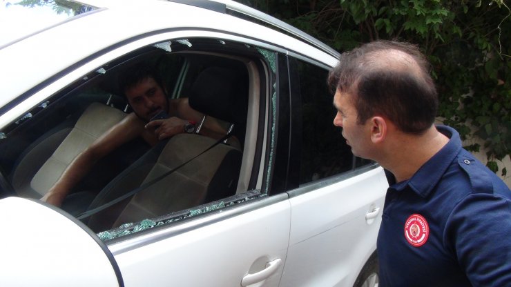 Otomobilde kilitli kaldı: Hava almakta zorlanırken sigara içti