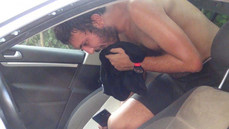 Otomobilde kilitli kaldı: Hava almakta zorlanırken sigara içti