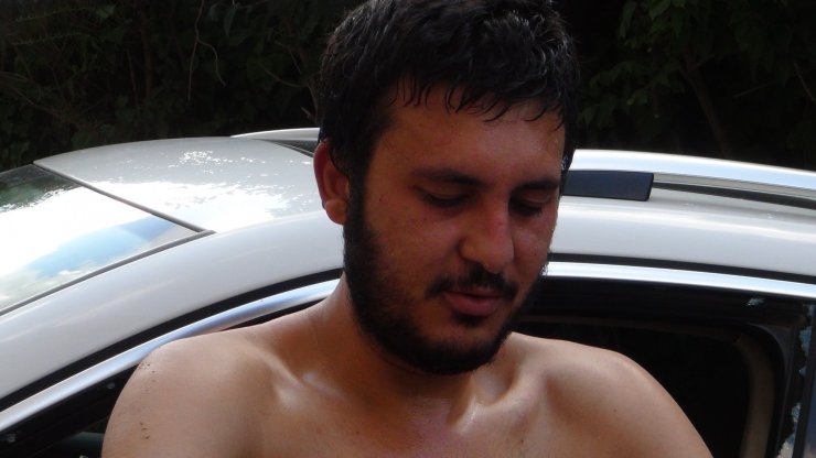 Otomobilde kilitli kaldı: Hava almakta zorlanırken sigara içti