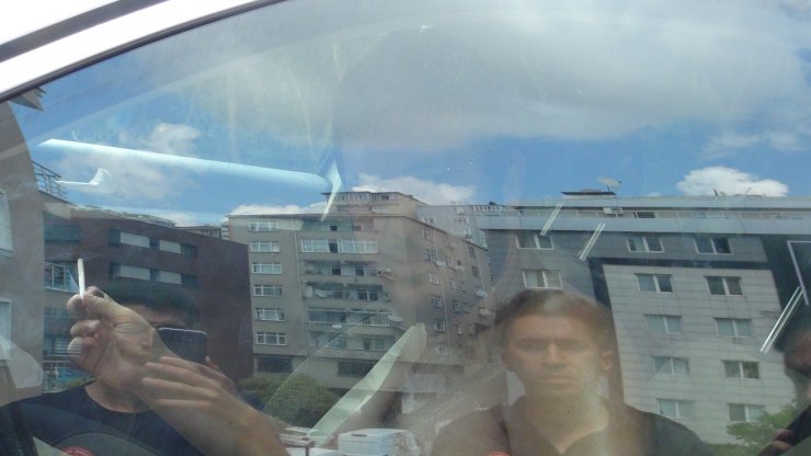 Otomobilde kilitli kaldı: Hava almakta zorlanırken sigara içti