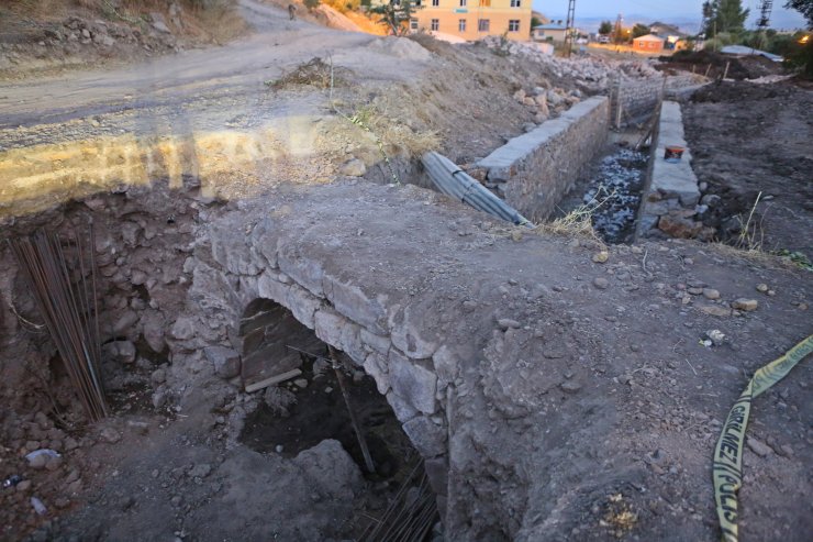 Tarihi köprü ortaya çıktı, dere ıslah çalışması durduruldu