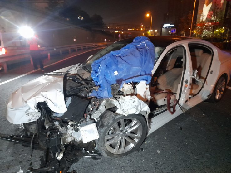 TEM Otoyolu'nda otomobil bariyerlere çarptı: 1 ölü