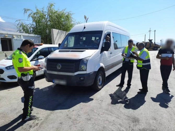 Yük ve yolcu taşımacılığı yapan araçlar denetlendi