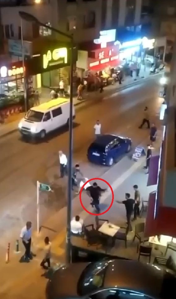 Akrabaların silahlı kavgası kamerada: 3 yaralı