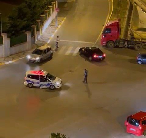 Asker eğlencesi sırasında drift yaptılar; polisi gelince ters yönden kaçtılar