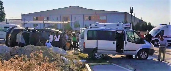 Minibüs işçi servisiyle çarpıştı: 8 yaralı