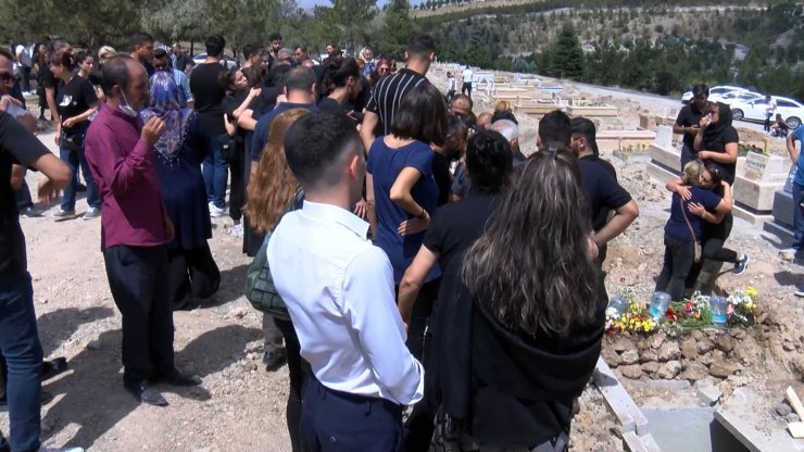 Organlarıyla 3 kişiye umut olan Ayça, son yolculuğuna uğurlandı