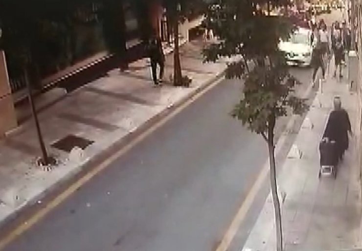 Otomobil sürücüsü akülü aracıyla ilerleyen engelliyi ezdi