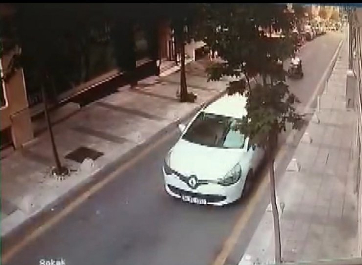 Otomobil sürücüsü akülü aracıyla ilerleyen engelliyi ezdi