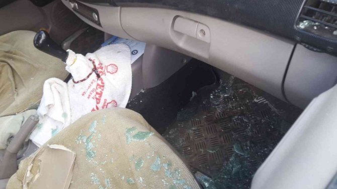 Otomobilin camını kıran ayı, yiyeceklerle karnını doyurdu