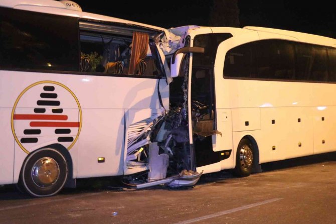 Tur otobüsü yolcu otobüsüne arkadan çarptı: 2’si ağır 25 yaralı