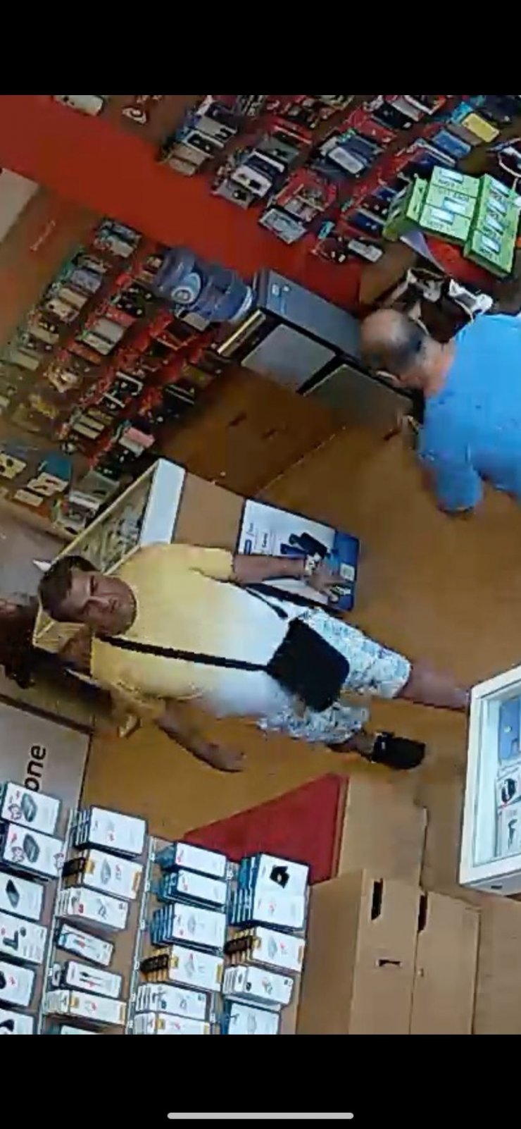 Turist gibi davranıp sahte dolarla 2 cep telefonu aldı