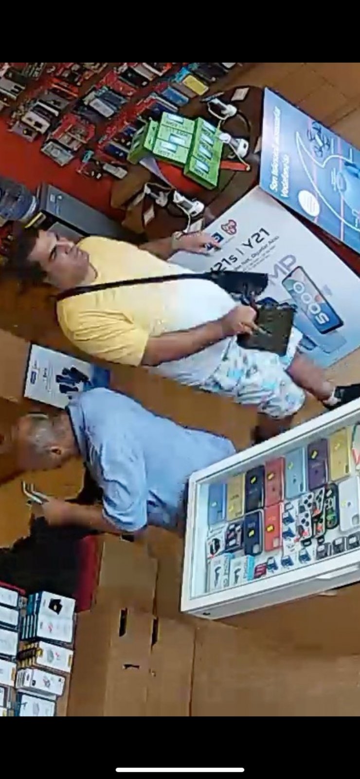 Turist gibi davranıp sahte dolarla 2 cep telefonu aldı