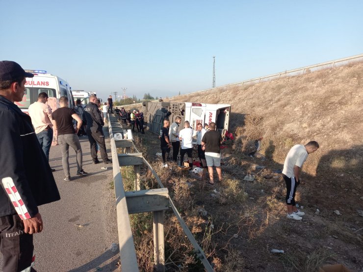 Yolcu otobüsü şarampole devrildi: 1 ölü, 30 yaralı