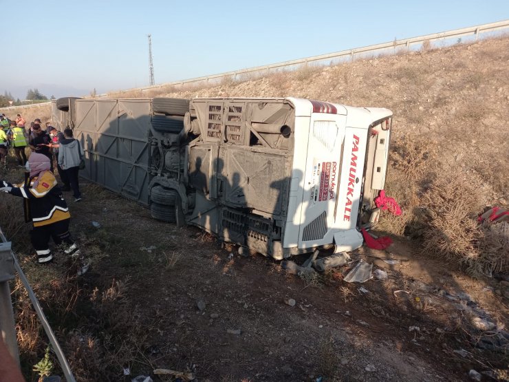 Yolcu otobüsü şarampole devrildi: 1 ölü, 30 yaralı