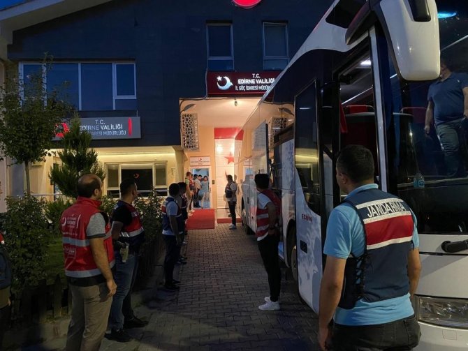 227 Afgan göçmen sınır dışı edilmek üzere İstanbul’a gönderildi