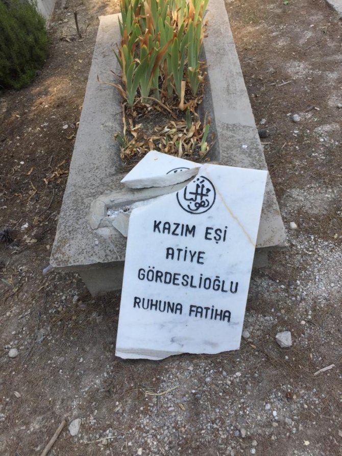 Defalarca onarılan mezar taşların kırılması vatandaşı çileden çıkardı