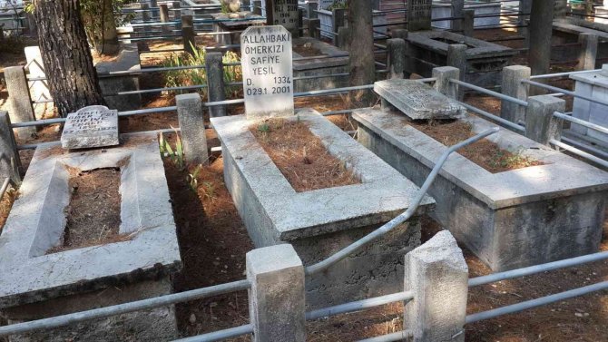 Defalarca onarılan mezar taşların kırılması vatandaşı çileden çıkardı