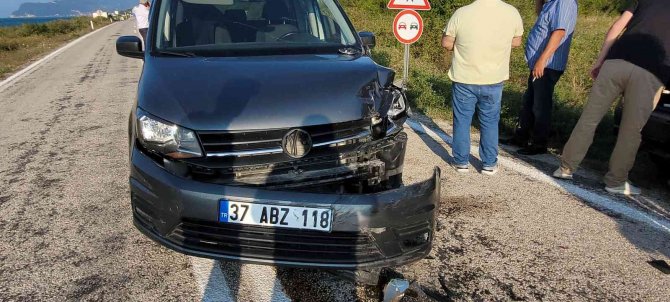 Hafif ticari araç ile cip çarpıştı: Sürücüler burnu bile kanamadan kurtuldu