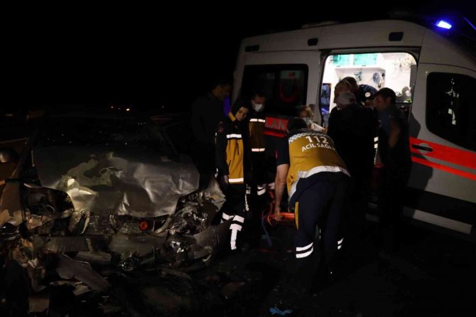 İki araç kafa kafaya çarpıştı: 4 yaralı