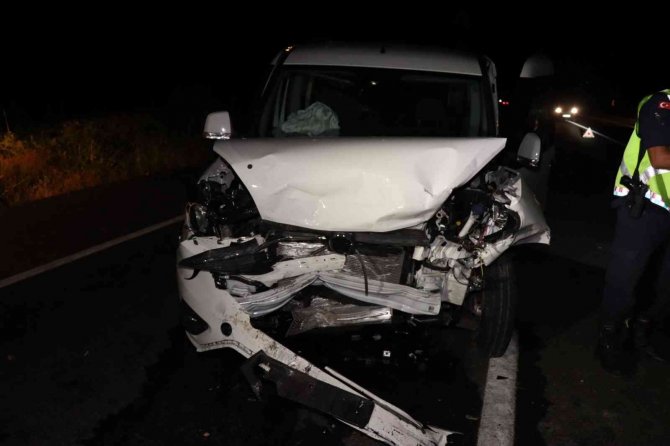 İki araç kafa kafaya çarpıştı: 4 yaralı