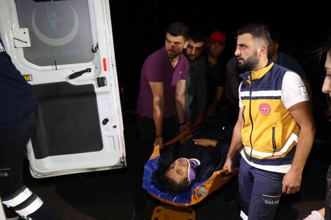 İki araç kafa kafaya çarpıştı: 4 yaralı