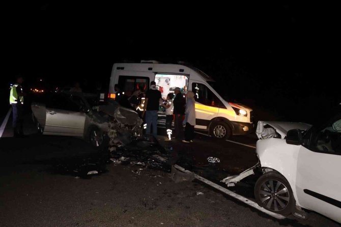 İki araç kafa kafaya çarpıştı: 4 yaralı