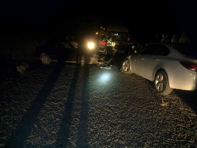 İki otomobil kafa kafaya çarpıştı: 1 ölü, 1’i ağır 3 yaralı