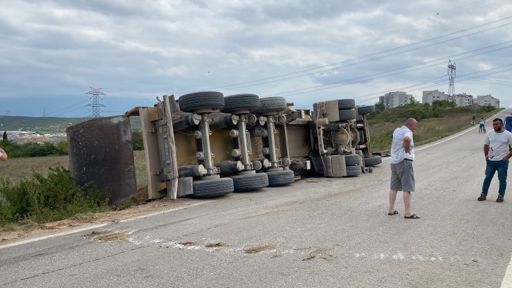 İzmit'te TIR devrildi, şoför yaralı