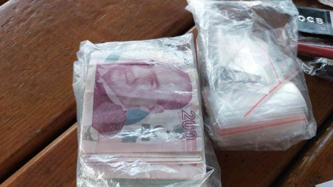 Kaza yapan araçtan kaçarken uyuşturucuyla yakalandılar